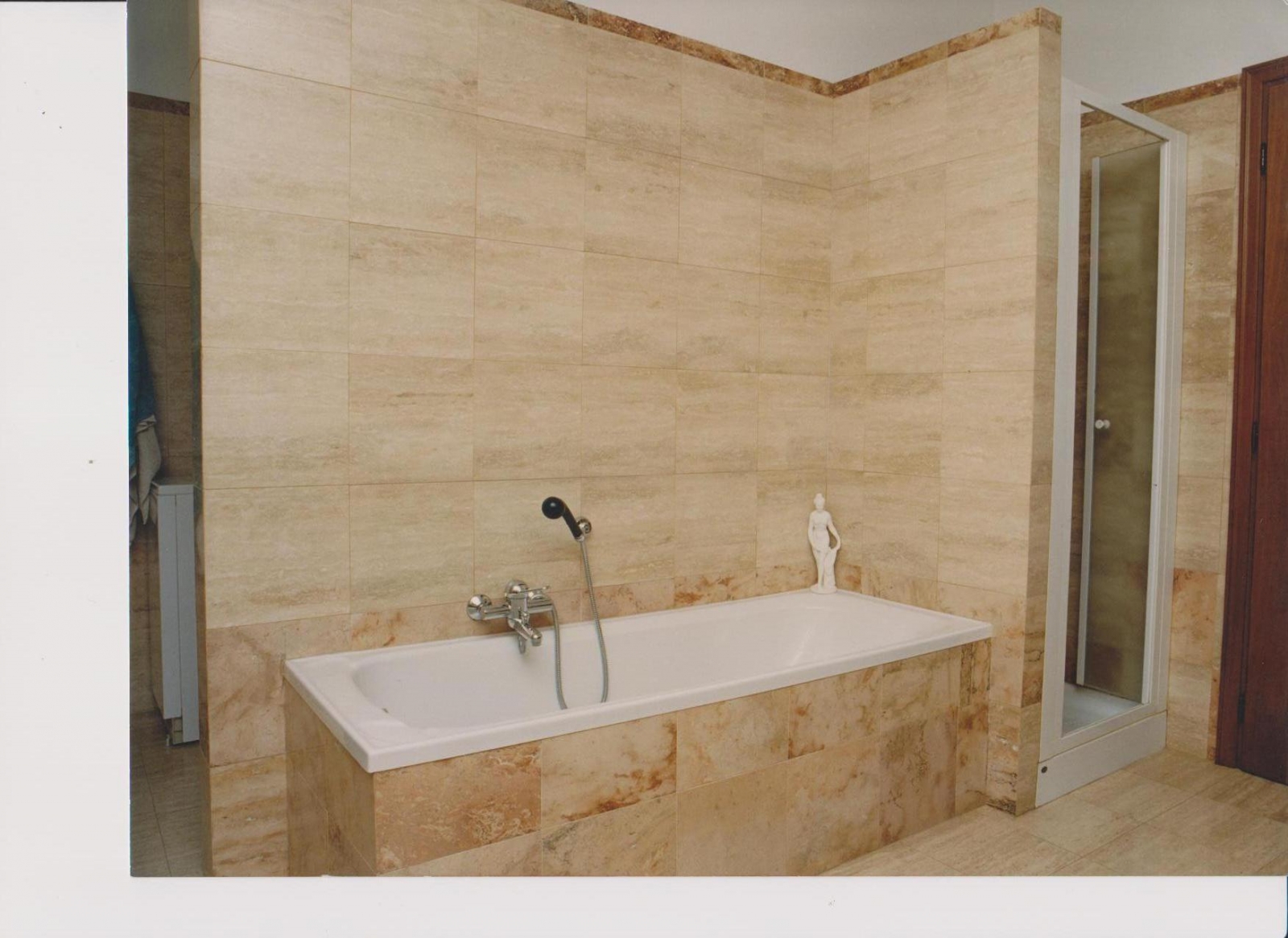 bagno in travertino 30x30 1.jpg